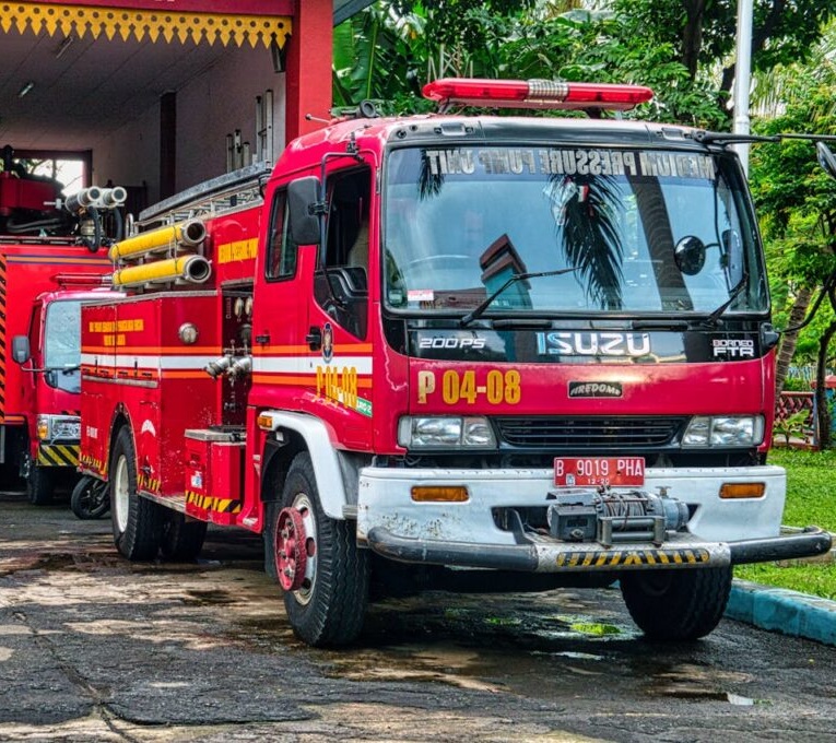 Special vehicle - Isuzu truck.